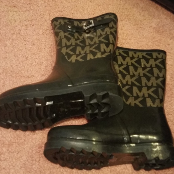 **SOLD**Michael Kors Short Rainboots - Picture 4 of 8